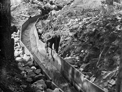 'Long Tom' - a canal with an artificially created sloping where the gold could be collected by the aid of inserted ledges.
