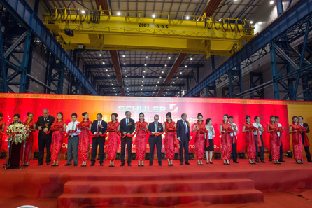 By cutting the ribbon, the speakers officially inaugurated the plant that triples Schuler's capacity in Dalian (3rd from left: Markus Lehmann, General Manager Schuler Dalian; 5th: Alex Liu, CFO Schuler China; 7th: Oemer Akyazici, CEO Schuler China; 9th: Joachim Beyer, Chief Technology Officer Schuler AG; 11th: Dr. Peter Jost, Chief Operating Officer Schuler AG; 13th: Dr. Wolfgang Leitner, CEO Andritz AG). © Schuler Group.