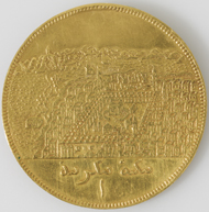 A unique, gold medallion with representations of the two Holy Sanctuaries struck around 1845, diameter: 3.7 cm. Nasser D. Khalili Collection of Islamic Art © Nour Foundation. Courtesy of the Khalili Family Trust.