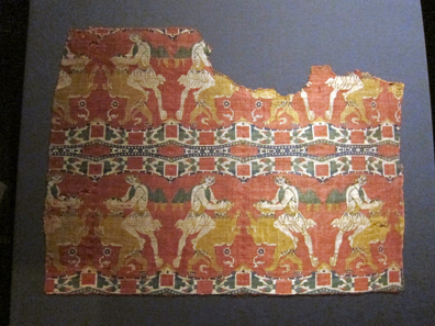 Silk cloth from the Chur cathedral, made in Byzantium or Syria at the end of the eighth or the beginning of the ninth century. Domschatz Chur. Photo: UK.