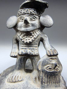 Chimú / Peru. Vessel with ruler holding a head trophy. 11th to 15th CE. Photo: KW.