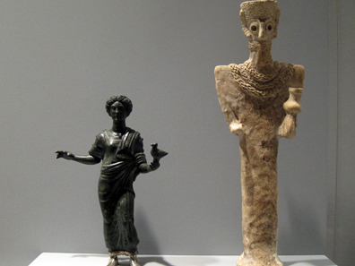 Vowing women. Left: Etruscan work, around 350 BCE; right: Syria, around 2000 BCE. Photo: KW.
