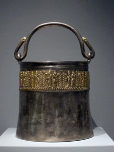 Ceremonial bucket with figural decoration, around 810 BCE. Photo: KW.