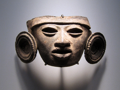 Teotihuacán / Mexico. Mask with earlobe disks. 3rd to 7th century CE. Photo: KW.