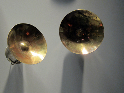 Chimú / Peru. Two earlobe disks. 11th to 15th century CE. Photo: KW.