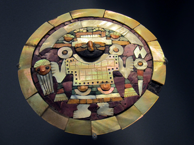 Huari / Peru. Earlobe disk. 6th to 10th century CE. Photo: KW.