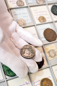 View on a tetradrachm featuring the portrait of emperor Caracalla. Photo: A. Greiner-Napp.