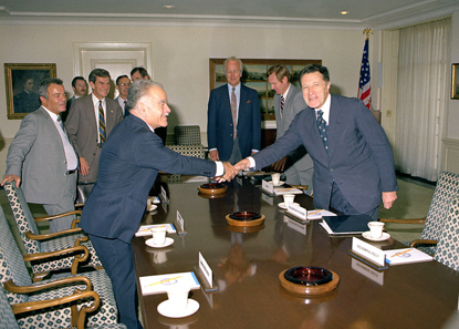 Secretary of Defense Caspar Weinberger (right) greets Minister of Foreign Affairs Yitzhak Shamir of Israel in a Pentagon Conference Room, room 3E912. Photo: Frank Hall.