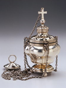 Incense holder from the propriety of Queen Catherine of Württemberg. Silver, Copper, Moscow, 1809. © Staatliche Schlösser und Gärten Baden-Württemberg, Schloss Ludwigsburg, Photo: H. Zwietasch, Landesmuseum Württemberg.