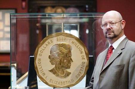 Michael Beckers, numismatist of Vienna?s Dorotheum, and the world?s largest gold coin. © Dorotheum.
