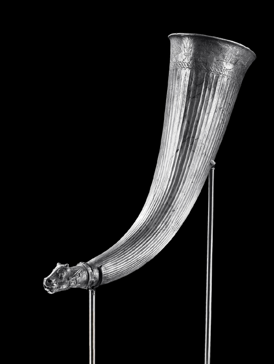No. 22: SPECIAL OBJECTS. Achaemenid silver rhyton. H 33 cm. 6th-4th cent. B. C. 150,000 / 149,500 Euros