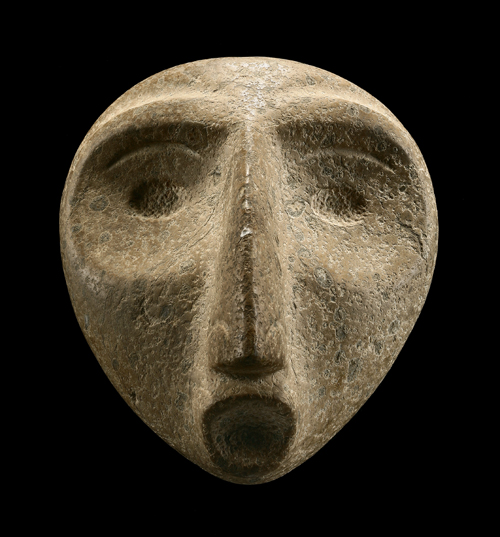 No. 581: PRE-COLUMBIAN ART. Pectoral in the shape of a head. H c. 17 cm. Late pre-Classical period, 400-300 B. C., Contal style, West Mexico. 3,000 / 7,475 Euros