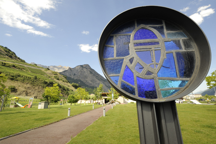 The first stained-glass panel of the Sentier des Vitraux: Invitation. © SD Saillon.