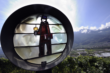 The last panel of the walking route Sentier des Vitraux: Immortality. © SD Saillon.