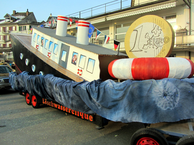 A private, very catchy statement about the credibility of the Euro seen at the carnival of Rapperswil / Switzerland. Photo: Roland zh / Wikipedia. cc3.0 Unported.