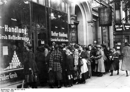 Clients lining up before the butter shop of the Groh brothers in Berlin. Photo: Bundesarchiv, Bild 146-1971-109-42 // CC-BY-SA.