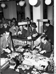 Change office: Only banknotes were changed. Coins kept for a short term their validity. Photo: Bundesarchiv, Bild 147-0739/CC-BY-SA.