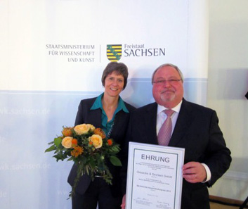 From left to right: Dr. Susanne Richter, Director of the Museum of the Printing Arts, Leipzig, and Ulrich Spiegel, Factory Manager in Königstein.