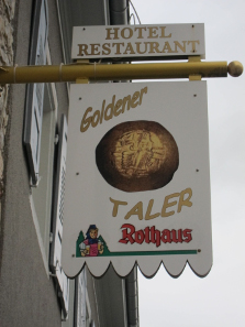 The inn sign of the golden thaler. Photo: UK.