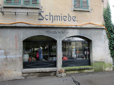 The weighing house, occupied today by a fashion boutique. Photo: KW.