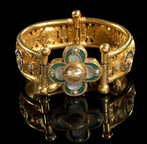 72: Pair of gold bracelets with lapis lazuli, beads and glass. Eastern Mediterranean region, early Byzantine, 5th-7th cent. A. D. 69.79 g and 67.05 g; Dm 6.3 and 6.5 cm. Estimate: 100,000 euros. End result: 177,000 euros.