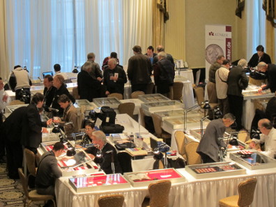 Extremely popular: the booth of Künker. Photo: UK.