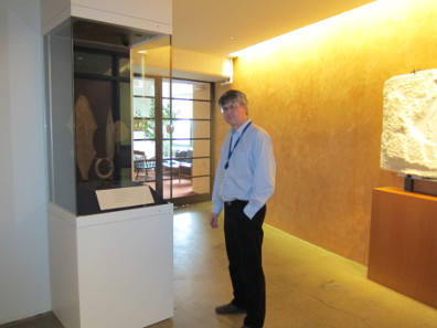 Andrew Meadows shows us one of the most recent additions: Alan Helms donated a collection of African iron money to the ANS in 2012. Photo: UK.