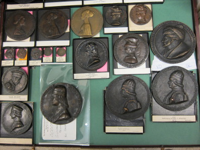 Coin tray with Renaissance medals. Photo: UK.