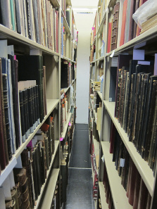 The library's book shelves. Photo: UK.