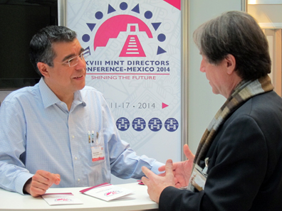 Eduardo Padrón explaining to an interested journalist the advantages of the MDC. Photo: UK.