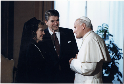 US President Ronald Reagan and his wife meet John Paul II in the Vatican, in 1982. Photo: U.S. National Archives and Records Administration.
