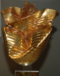 The Ringlemere Cup, gold, Bronze Age, c. 1700 -1500 BC. It was found in the Ringlemere barrow, Kent, in England by Cliff Bradshaw, a metal detectorist. It was acquired by the British Museum under the Treasure Act 1996. © portableantiquities (Dominic Coyne/ http://creativecommons.org/licenses/by/2.0/deed.en.)