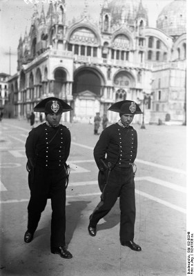 Carabinieri in Venice in 1924. Source: German Federal Archive/ http://creativecommons.org/licenses/by-sa/3.0/de/deed.en.
