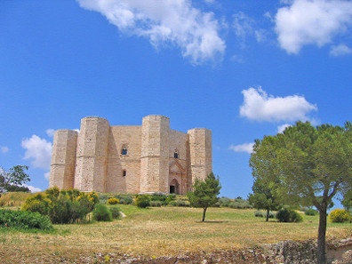 Castel del Monte is Frederick's most impressive edifice. It is situated in the region Apulia and visible from a great distance. Photo: Guido Radig / http://creativecommons.org/licenses/by/3.0/deed.de
