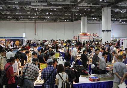 The bourse floor was constantly packed with people.