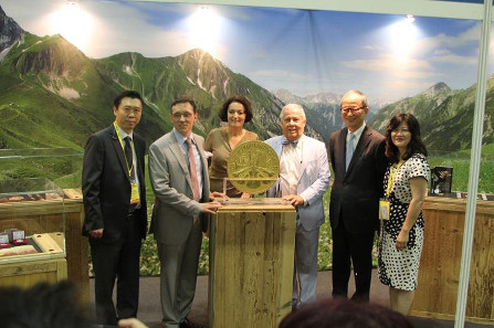 Unveiling the 1,000-ounce Austrian 'Big Phil' Gold Coin with Financial Investor Jim Rogers.