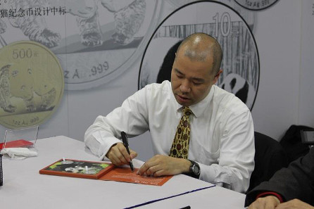 2014 Panda designer Rocky Zhao signing autographs.