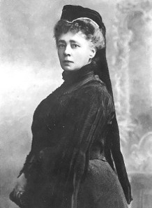 Bertha von Suttner, 1906. Photograph by Carl Pietzner. Source: Wikicommons.