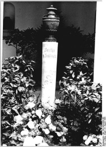 The urn of Bertha von Suttner in the columbarium of the main cemetery at Gotha. Photograph: Jürgen Ludwig / Bundesarchiv, Bild 183-1984-0809-301 / CC-BY-SA / http://creativecommons.org/licenses/by-sa/3.0/de/deed.en