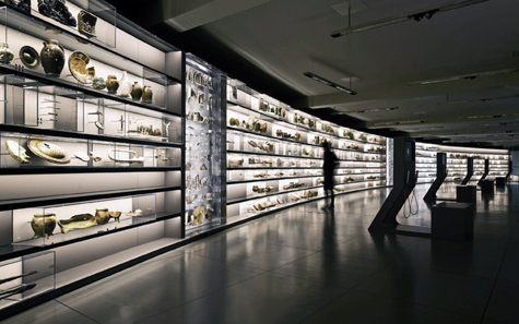 smac: State Museum of Archaeology Chemnitz, panorama wall with everyday objects / Photo: Michael Jungblut.
