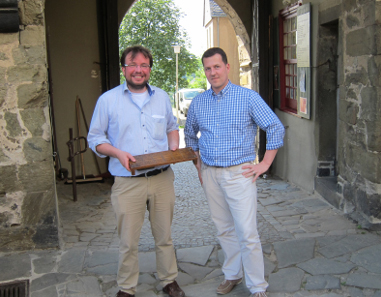 Christoph Raab, President of the Association of German Coin Dealers, presents a representative of the Schlossbauverein with an abacus as an addition to the collection. Photograph: UK.