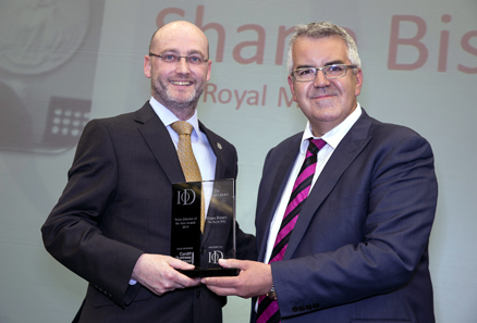 Shane Bissett (left) receives his Director's Award from IoD Wales director Robert Lloyd Griffiths / courtesy of www.huwjohn.com.