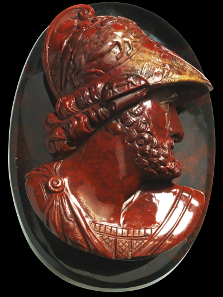 1215: Ajax with decorative helmet. Presumably Italy, late 18th cent. 7.5 x 5.5 x 3 cm. Large cameo, bloodstone. Tiny chips at lower edge of bust, excellent state of preservation. Estimate: 7,000,- euros. Hammer price: 18,000,- euros.