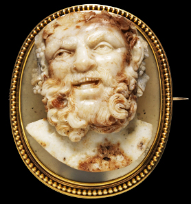 1162: Bust of Silenus with facial features of Socrates. Probably Rome, 2nd half 17th cent. 5.1 x 4.1 x ca. 2.2 cm. Large oval-shaped cameo, layered sardonyx. Intact splendid specimen. Estimate: 6,000 euros. Hammer price: 9,500,- euros.