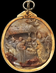 1184: Annunciation to the Blessed Virgin Mary / Adoration of the Christ Child. Northern Italy, around 1500. 4.4 x 3.8 x 0.8 cm (without frame). Cameo, agate, cut on both sides, grey-brown. Decorated gold mounting with two hanging loops. Intact. Estimate: 8,000 euros. Hammer price: 26,000,- euros.