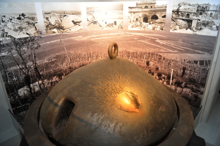 Armoured cupola of the Przemysl Fortress. Its radius is 2.47m, its height 84cm. The original 8cm tank gun was removed. The cupola was built in 1894 by Skoda in Pilsen. The deformation on the cupola's exterior was caused when it was hit by a Russian 28cm mortar shell. Photograph: HGM / Manfred Litscher.