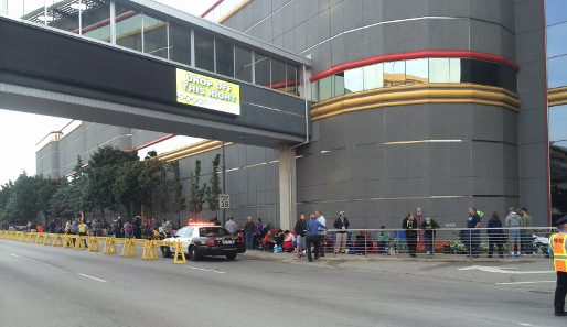 The line in front of the Convention Center Rosemont on 7 August, 2014. Photo: wehwalt / Wikipedia. CC-3.0.