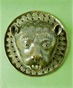 A magnificent lion-doorknob from the imperial palace of Wimpfen. Museum für Kunst und Gewerbe, Hamburg Inv. Nr. C 5959. Imperial palace Wimpfen, 2nd half of 13th cent. © Museum für Kunst und Gewerbe, Hamburg.