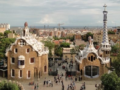 Two buildings at the entrance of Park Güell. Photo: Bernard Gagnon/ http://creativecommons.org/licenses/by-sa/3.0/deed.en.