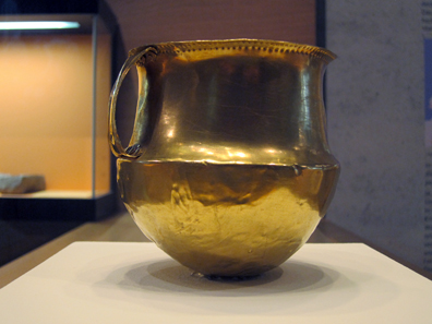 Gold cup, found in Fritzdorf. Photo: KW.